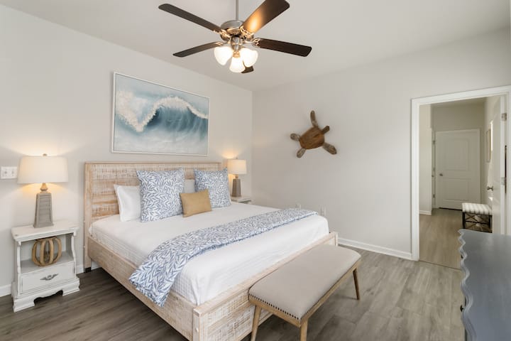 חדר שינה 1: מיטת קינג, טלוויזיה חכמה, מאוורר תקרה, מצעים יוקרתיים. 