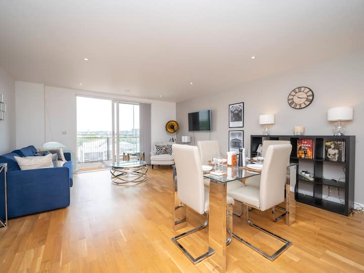 Style & Comfort In Heart Of Deptford Yard, London - London
