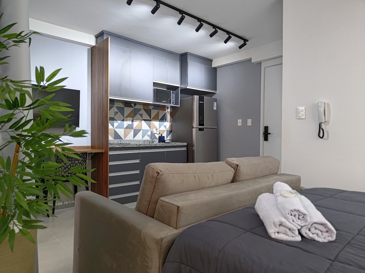 Აქ შეგიძლიათ დაათვალიეროთ საცხოვრებელი, საწოლი, საწოლი, გასაშლელი დივანი, სამზარეულო, სმარტ-ტელევიზორი და სამუშაო მაგიდა, კონდიციონერი, ჯერ კიდევ გვაქვს სააბაზანო და აივნის სივრცე, რომელიც სხვა ფოტოებზეც ჩანს