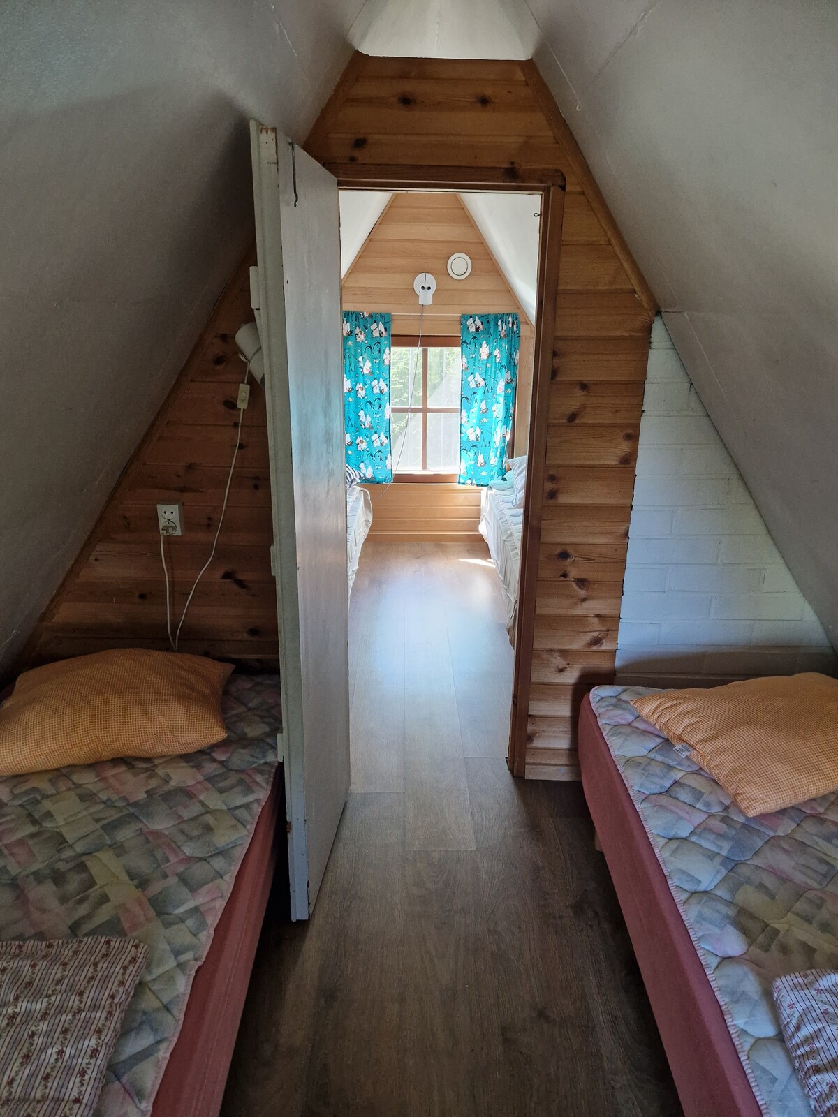 Две спални са на горния етаж в един ред. И в двете стаи има по две легла, т.е. горе има общо четири легла. Забележка: спалното бельо, т.е. чаршафите и кърпите, не са включени в къщата, но могат да бъдат наети отделно, ако е необходимо.