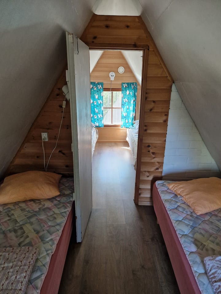 Na katu su dvije spavaće sobe koje se nalaze jedna za drugom. Obje sobe imaju dva kreveta, tako da na katu ima ukupno četiri kreveta. Napomena! Posteljina, odnosno plahte i ručnici, nisu uključeni u opremu kuće, ali se mogu unajmiti zasebno ako je potrebno.