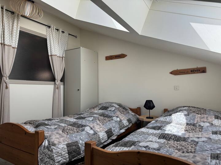 dva jednostruka kreveta dimenzija 90 cm x 200 cm, ormar s vješalicom