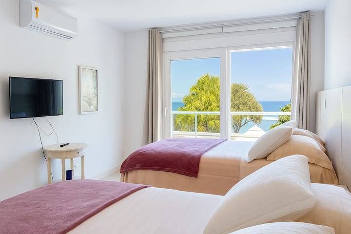 Na prvom katu ovaj prostrani apartman nudi dva bračna kreveta, klima-uređaj i balkon s pogledom na more, poziv na odmor okružen povjetarcem i prirodnim ljepotama.
