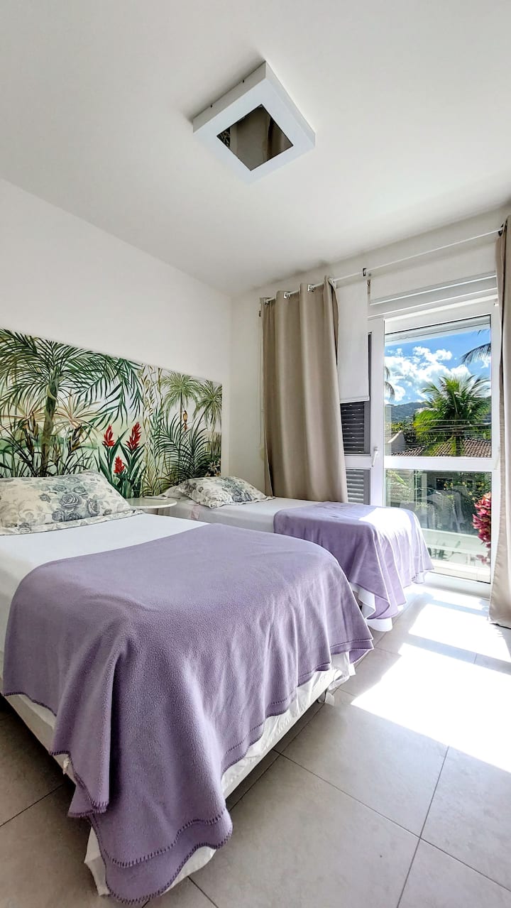 Apartman na prvom katu s klima-uređajem, dva jednostruka kreveta i prostranim ormarom. Udoban i funkcionalan prostor za ugodan i miran boravak.