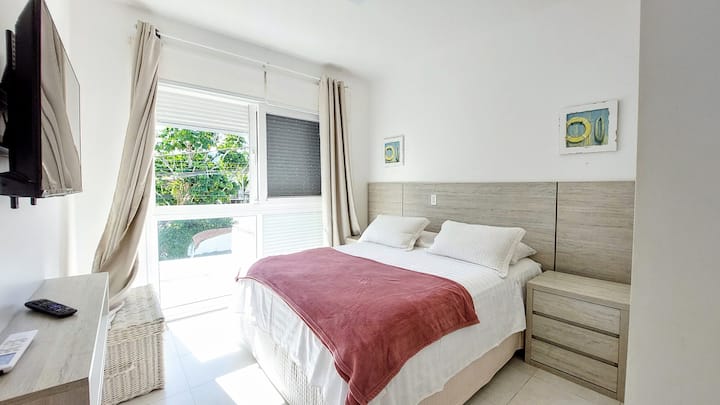 Udoban apartman na prvom katu s bračnim krevetom, klima-uređajem, TV-om i ormarom. Savršeno mjesto za opuštanje, odmor i osjećaj kao kod kuće uz sve udobnosti koje zaslužujete.