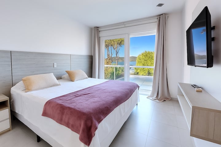 Prostrani apartman s klima-uređajem i bračnim krevetom za dvije osobe koji nudi savršen spoj udobnosti i pogleda. Prostor osmišljen za opuštanje i uživanje u svakom trenutku.