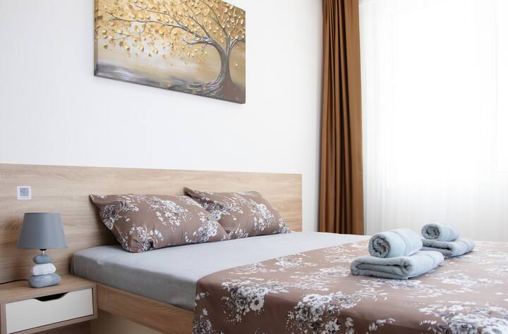 宽敞舒适的卧室。