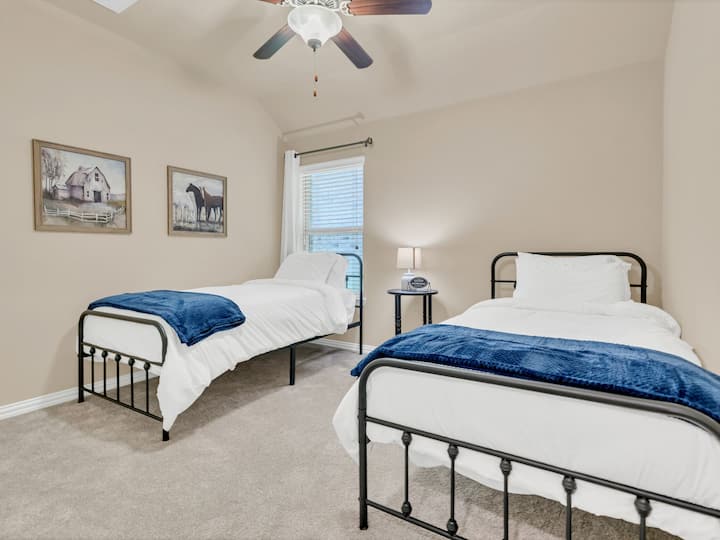 חדר ילדים מושלם עם מיטות זוגיות ותאורה רכה — נהדר למשפחות.