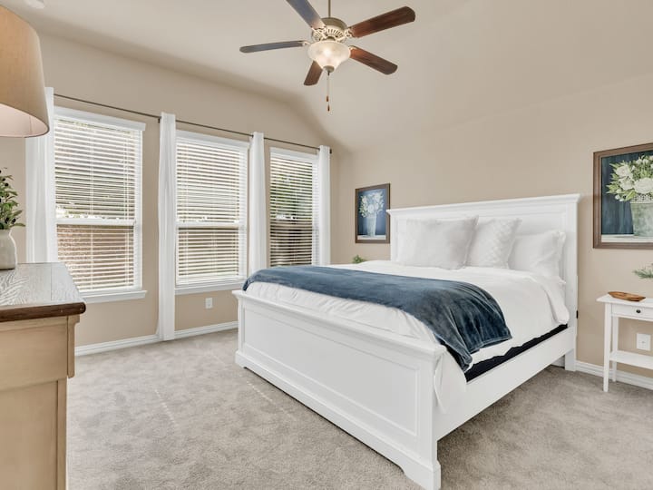 סוויטה ראשית פרטית עם מיטת קינג סייז, אור טבעי וחדר רחצה צמוד — מקום מפלט מרגיע.