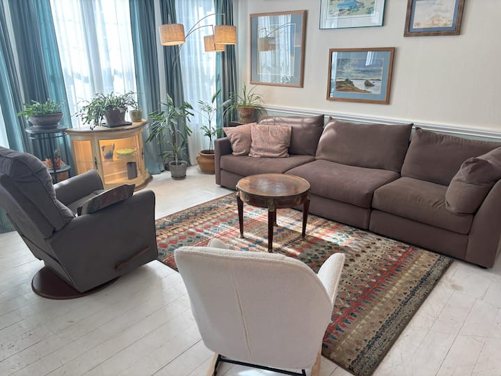 Heart Of Grass Valley
Modern & Comfortable - Nevada City, CA