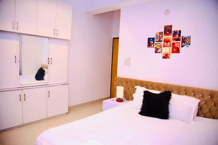 U drugoj spavaćoj sobi nalazi se udoban krevet i prostrani ormarić za odlaganje stvari. Uređenje je udobno i praktično, pa se stvara opuštajući ambijent s dovoljno prostora za uredno odlaganje stvari.