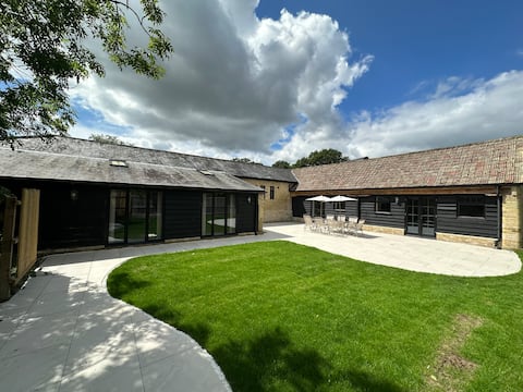 Lux sleeps 22 barns 
Log burner Pool table casino