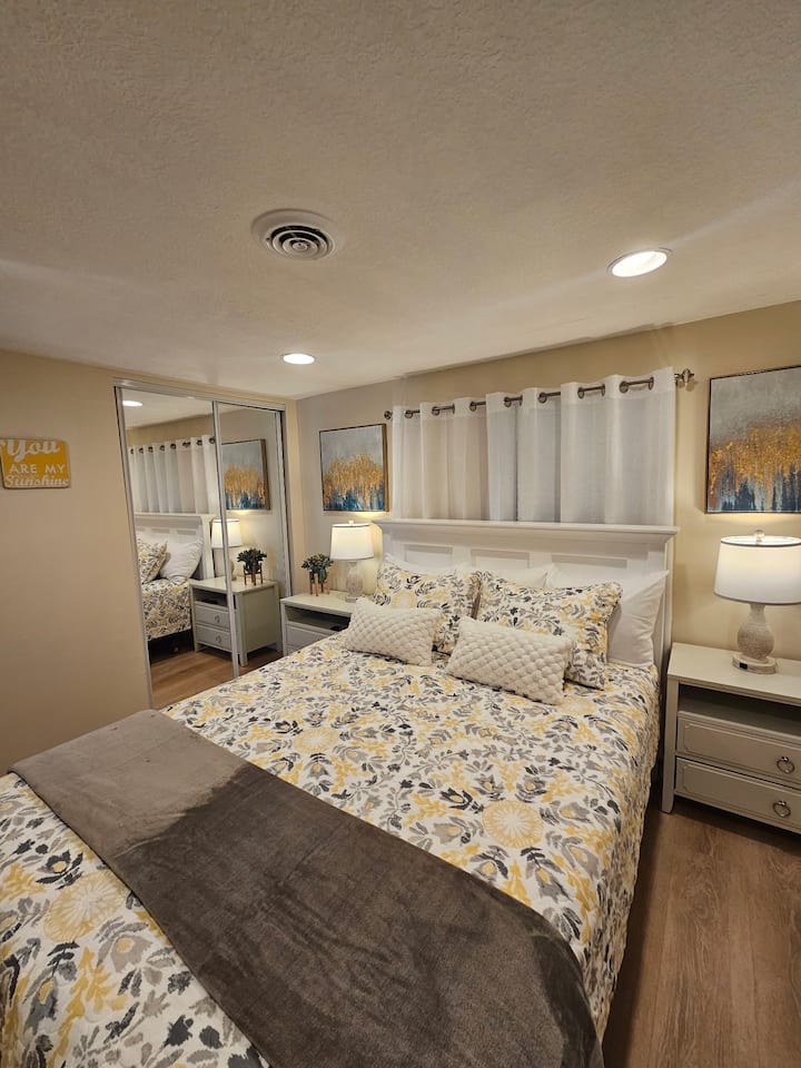 Camera da letto al piano inferiore con letto a due piazze e ante dell'armadio a specchio