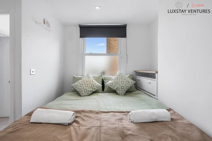 Udobna spavaća soba s bračnim krevetom i svježom posteljinom.