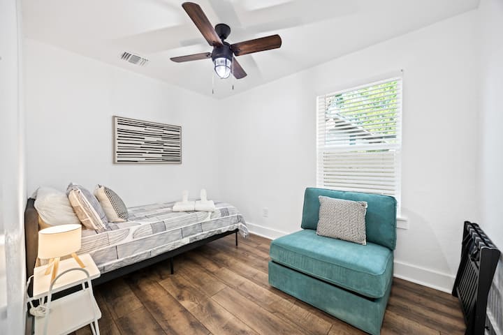 Kitanda pacha na kiti cha kulala pacha