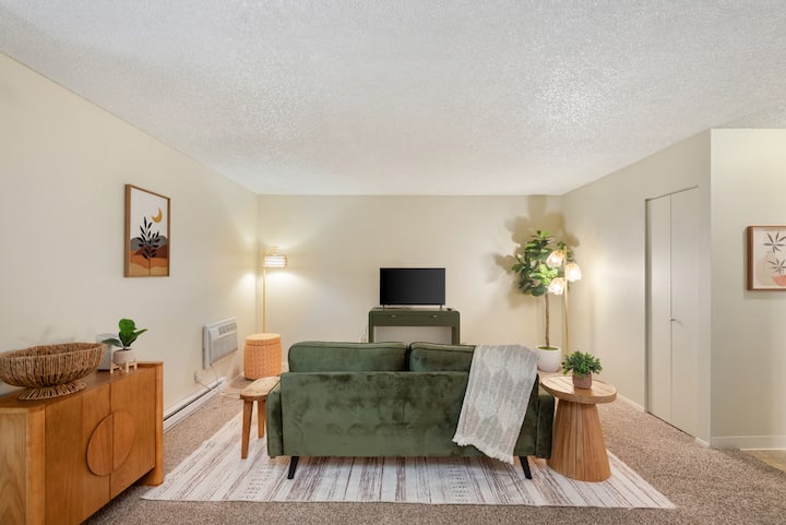 Spacious 1st Floor Unit, Balcony, Walk To Park - Portland