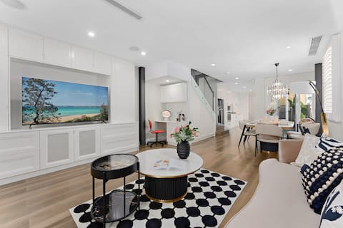 Successful Airbnb property: Modern 3BR/3BA Paddington Home, close to City in Paddington