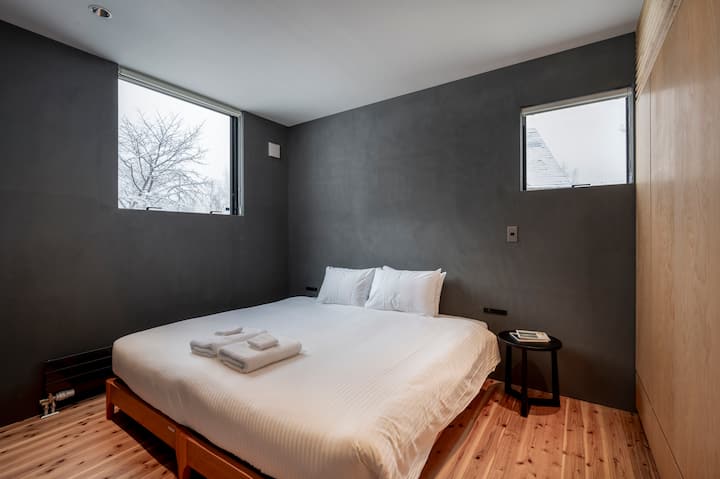 Primera planta - dormitorio 1
Serán dos camas individuales o una cama tamaño king.