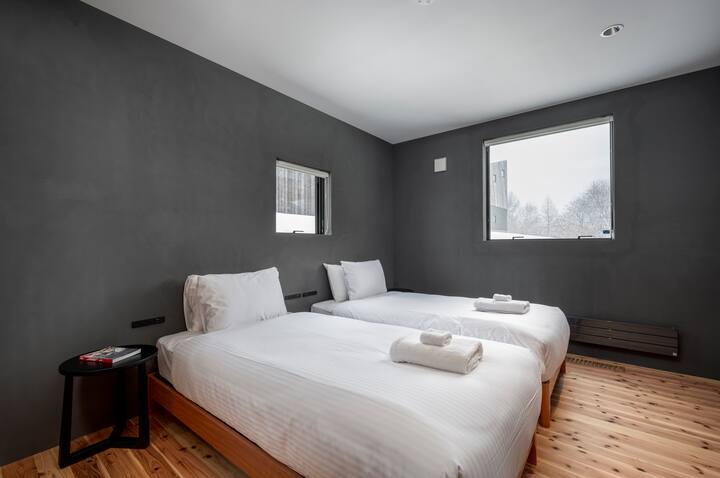 Primer piso - dormitorio 2 (la habitación tiene baño privado)
Serán dos camas individuales o una cama tamaño king.