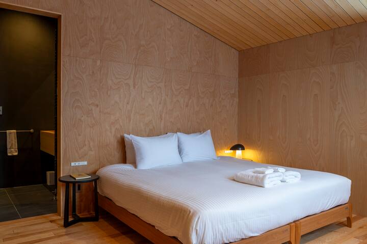 Segundo piso - Dormitorio principal (la habitación tiene baño privado)
Serán dos camas individuales o una cama tamaño king.