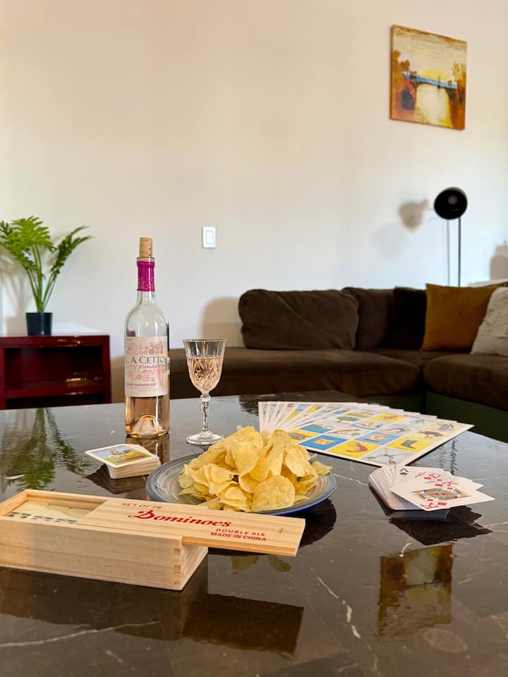 Njësia ka një dhomë ndenjjeje të madhe të përbërë nga 2 kolltuqe nga të cilat 1 është një krevat.
Në këtë zonë kemi ajër të kondicionuar dhe lojëra tavoline për ta bërë qëndrimin tënd më të rehatshëm.