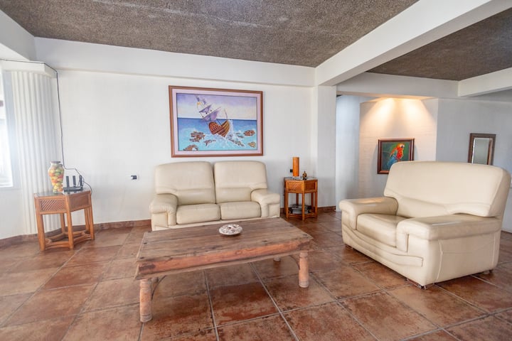Santa María Del Mar: Beachfront, Piscinas Y Cancha - El Salvador
