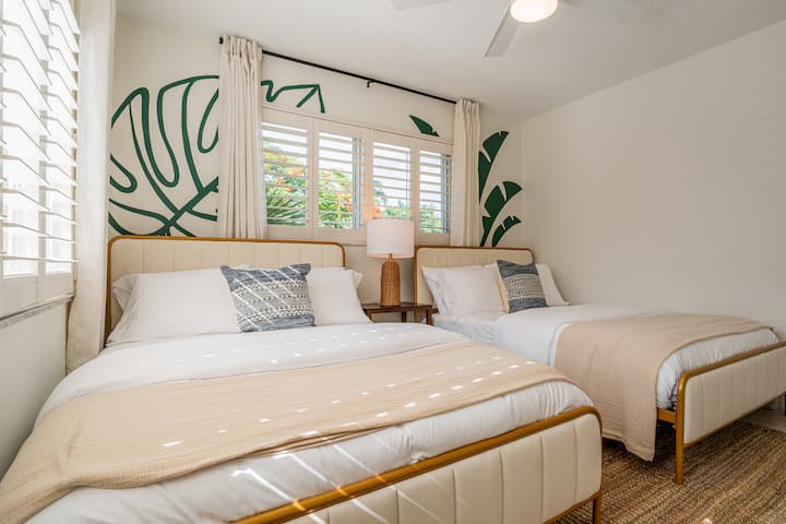 ห้องนอนที่ 2 มีเตียงควีนไซส์ 2 เตียง เหมาะสำหรับครอบครัวหรือกลุ่มเพื่อพักผ่อนอย่างสะดวกสบายและมีสไตล์