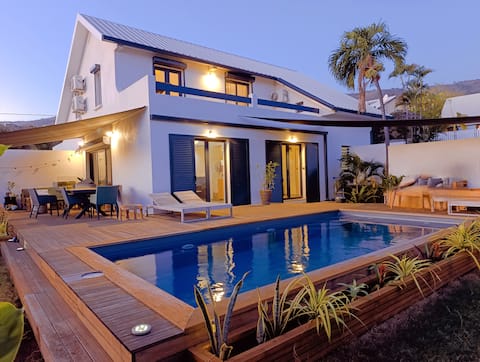 Capeline Villa with sea view, pool and nearby lagoon