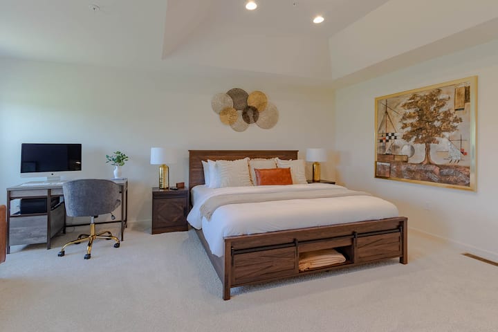 Tanto si estás aquí para relajarte como para trabajar, esta habitación ofrece lo mejor de ambos mundos, una cómoda cama tamaño «king» y una estación de trabajo dedicada con un iMac.