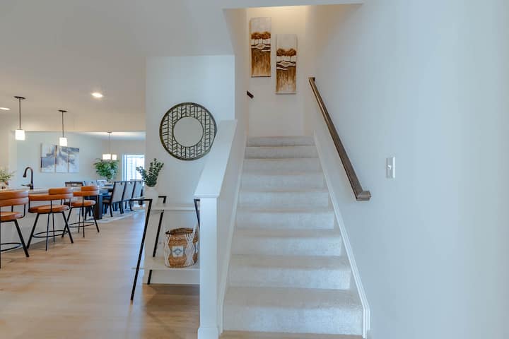 Un diseño espacioso y abierto que combina comodidad y elegancia. Desde las suaves alfombras hasta el moderno arte abstracto, cada detalle te invita a acomodarte y sentirte como en casa, sin sacrificar el estilo.