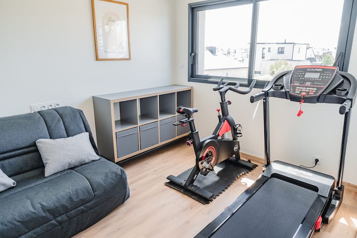 House 2
1st floor
Sofa bed 140 cm (sleeps 2, bedding optional €25)
Elliptical and treadmill