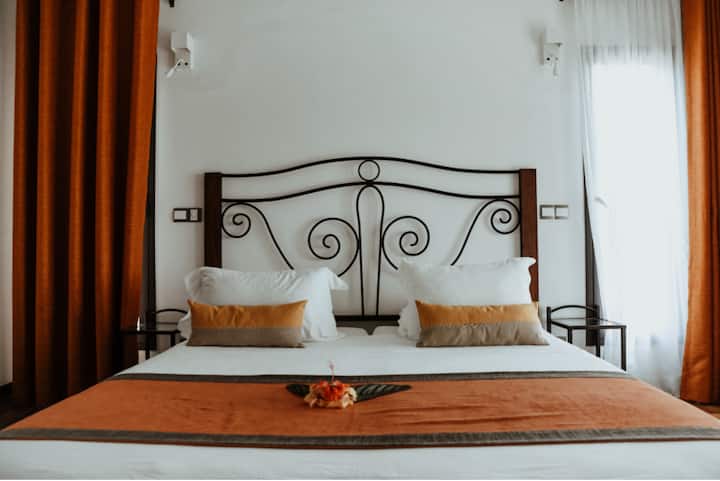 Downstairs bedroom with oceanfront views and attached full bathroom and balcony / open terrace. Please note that the actual room furnishings may vary slightly from what is shown here, with possible additions or minor differences.