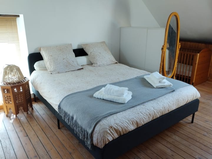 Habitación n.° 2 en el segundo piso: cama tamaño queen, cama de bebé, armario con estantes, biblioteca con libros disponibles, 1 espejo grande + una mecedora/una mesa de escritorio. 1 gran tragaluz en el lado sur + 1 ventana en el este + claraboya en el norte. Cama hecha a la llegada 