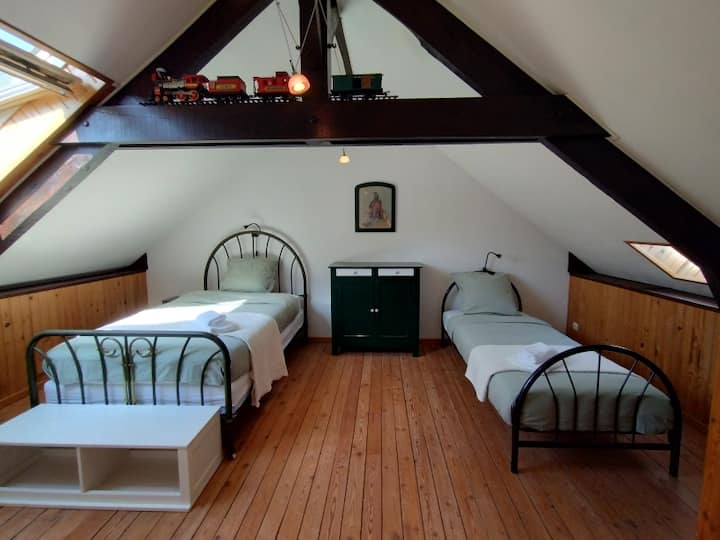 Habitación n.° 3 en el segundo piso: dos camas de una persona 90 x 200 y 130 x 200. Una cómoda y estantes para el almacenamiento. Un pequeño escritorio. 1 gran tragaluz en el lado sur y una claraboya en el lado norte. camas hechas a la llegada 