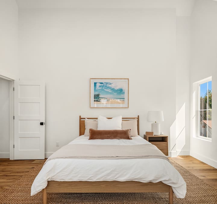 Amplio dormitorio con techos abovedados, un sólido marco de cama de roble moderno y un colchón de primera calidad para la máxima comodidad. Incluye dos armarios generosos con amplio espacio para colgar y estantes, junto con una silla acogedora perfecta para leer o relajarse.