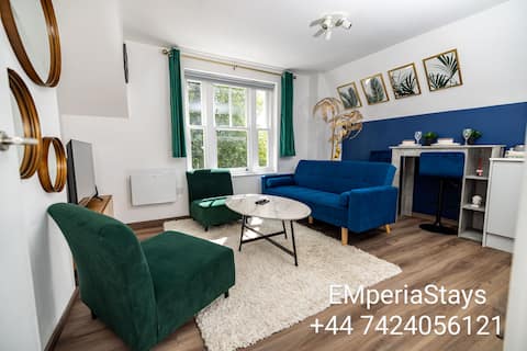 Modern 2-Bed Apartment – Near Train & Town