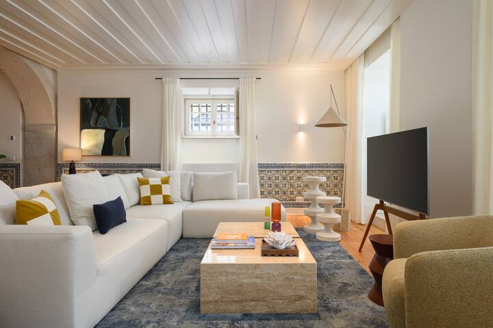 Bright & Stylish Alfama/2 bedrooms & 2 bathrooms gallery image 2