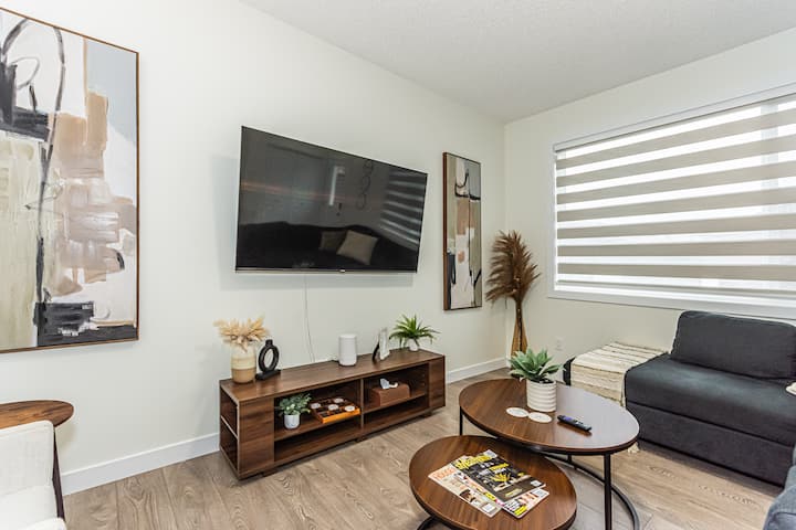 Stylish Suite | King Bed | Near West Edmonton Mall - Spruce Grove