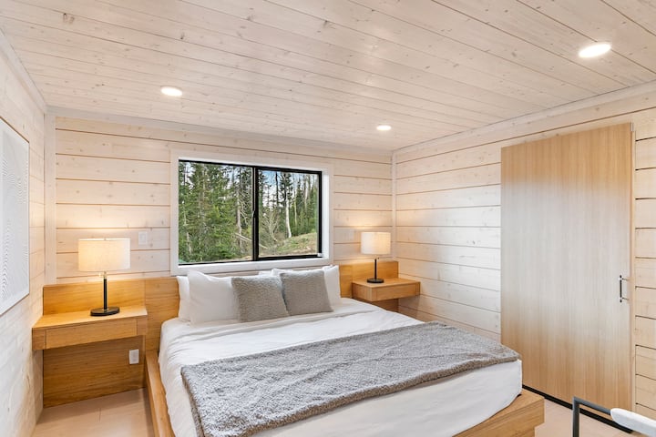 غرفة نوم رئيسية بسرير كبير