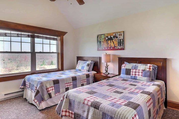 Ზედა დონე: ფართო საძინებელი ბუნებრივი განათებითა და მოქნილი საძილე პირობებით თქვენი ჯგუფის საჭიროებების შესაბამისად.