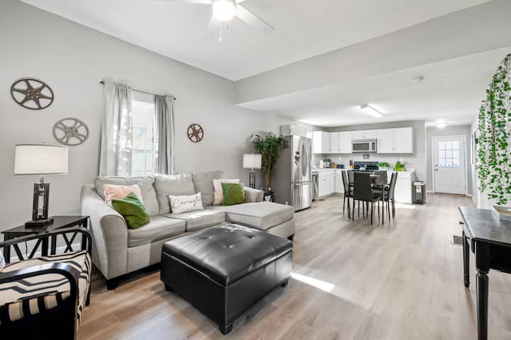 Spacious And Stylish 3/2 Short Walk To The Square - Covington, GA