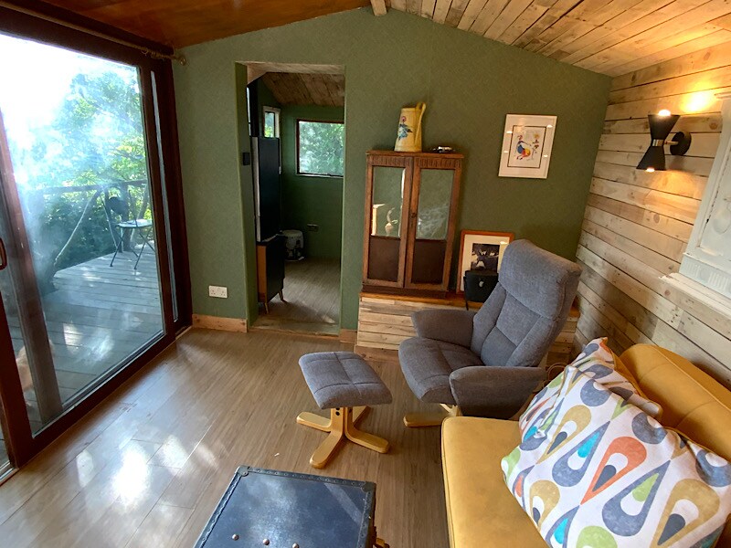 Salónik s priľahlým kuchynským kútom. 