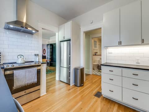 Successful Airbnb property: Stylish Modern Home in Dallas’ Historic District in Munger Place Historic District