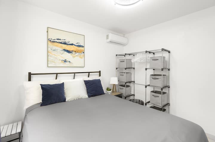 מיטת קווין סייז נוחה, עם מזגן ייעודי, מאפשרת שינה רגועה 