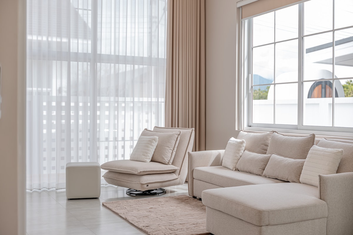 Hii ni kitanda cha sofa kinachoweza kubadilishwa kuwa kitanda cha watu 2. Hiki ni chumba cha kulala cha 6 kinachoweza kubadilishwa. Chumba kinaweza kufungwa kwa ajili ya faragha.