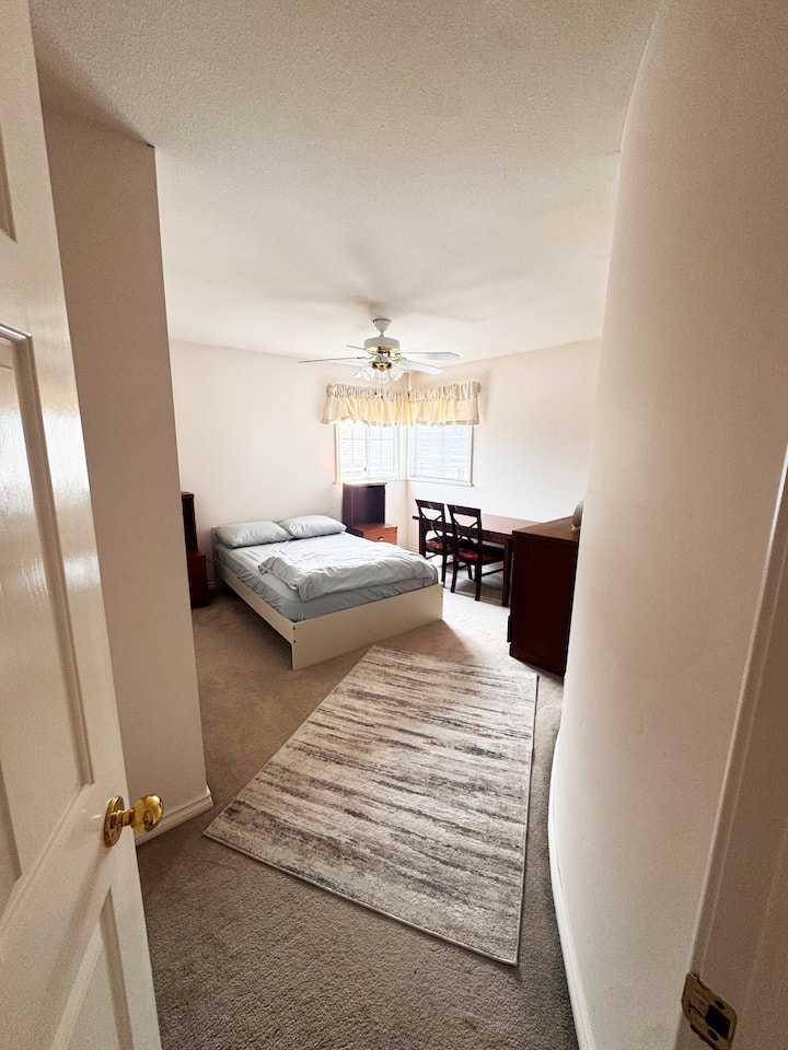 Slaapkamer 2 met queensize bed 