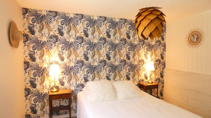 Chambre spacieuse et confortable.
Matelas grand confort, couchage 140 X 190 cm.
Draps, couette et oreillers fournis.