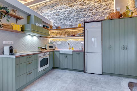 Popular Airbnb listing: Bótzos Residence - Olive Suite in Δήμος Κεντρικής Κέρκυρας και Διαποντίων Νήσων