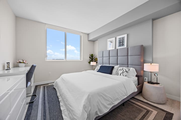 VELIKI BRAČNI KREVET + VELIKI UGRADBENI ORMAR