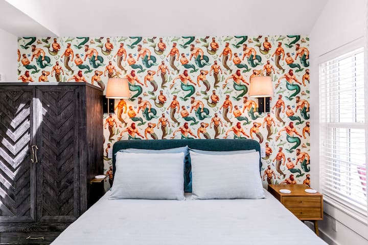 Rustig slapen – knus queensize bed, gewelfde plafonds en openslaande deuren die uitkomen op je eigen terras.